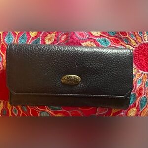 Black leather Capezio wallet. Measures about 7 x 4“. EUC